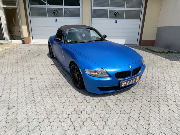 BMW Z4 in Blau Matt